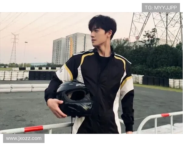 李昀锐寸头亮相:射箭钉靶心,帅得很有底气 李昀锐寸头亮相:射箭钉靶心,帅得很有底气